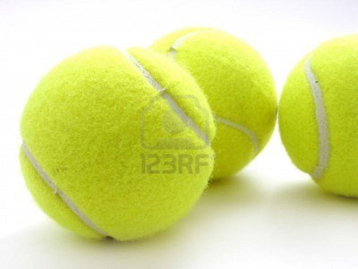 899669-drie-tennisballen-op-wit