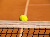 12788004-tennisbal-stack-in-het-net